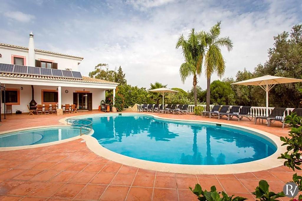 The swimming pool at or near Carvoeiro Villa Sleeps 14 Pool Air Con WiFi