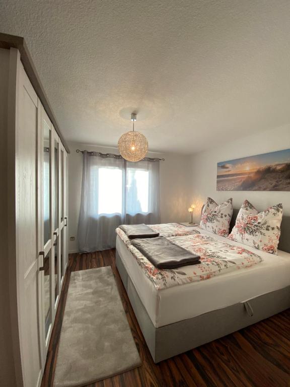 um quarto com uma cama grande e uma janela em Elviras Apartment em Singen