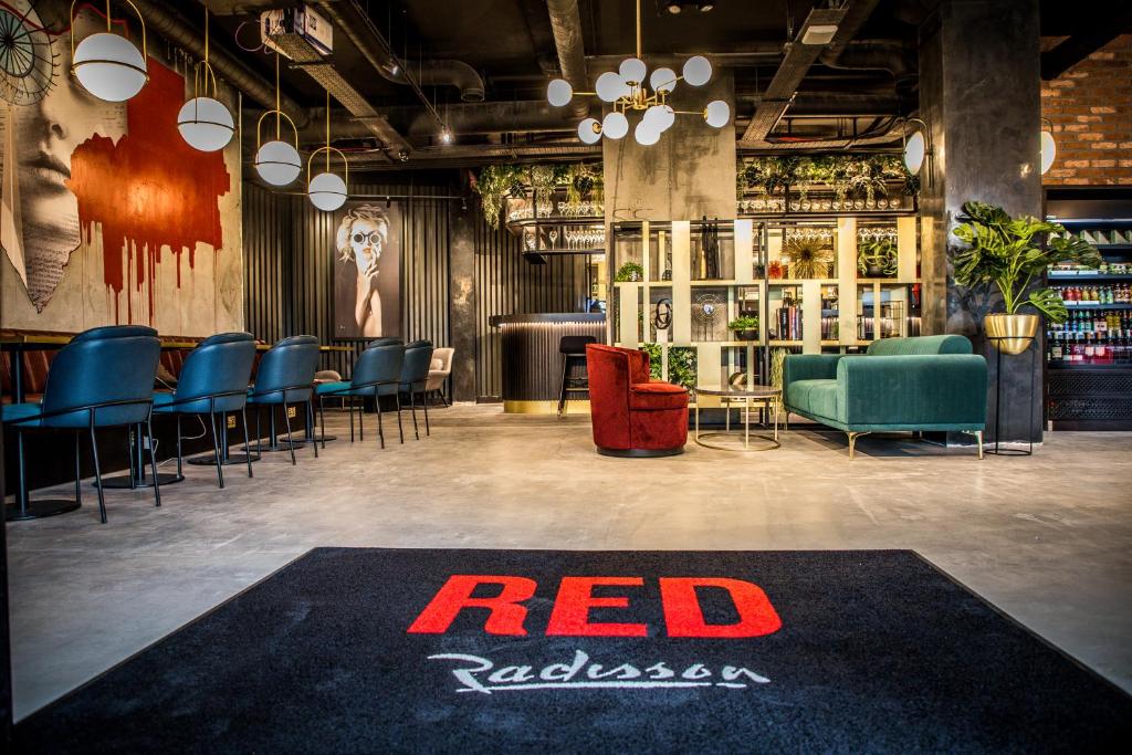 Radisson RED London Greenwich The O2 في لندن: مطعم احمر وكراسي زرقاء وسجادة حمراء