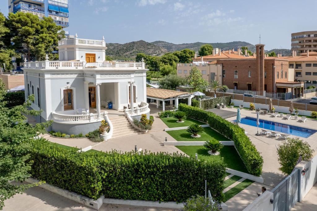 ベニカシムにあるIberflat Villa Los Pinosの白い大邸宅の空中風景