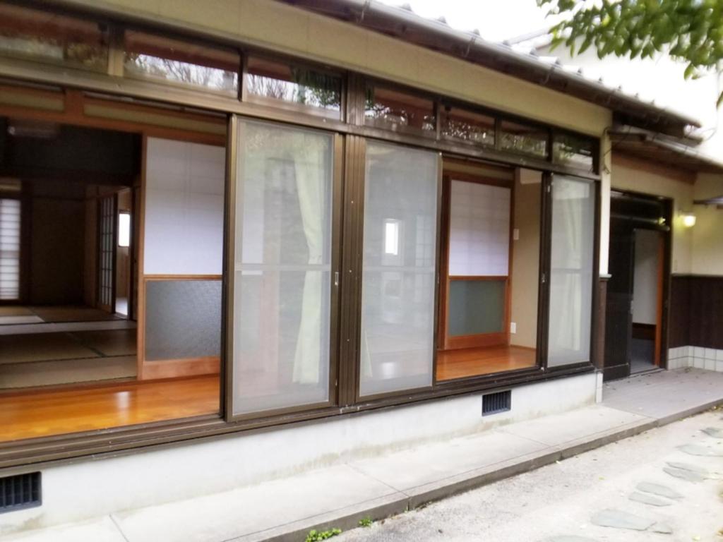ein Haus mit Glasfenstern an der Seite in der Unterkunft Uminomanmaesou - Vacation STAY 65243v in Oda