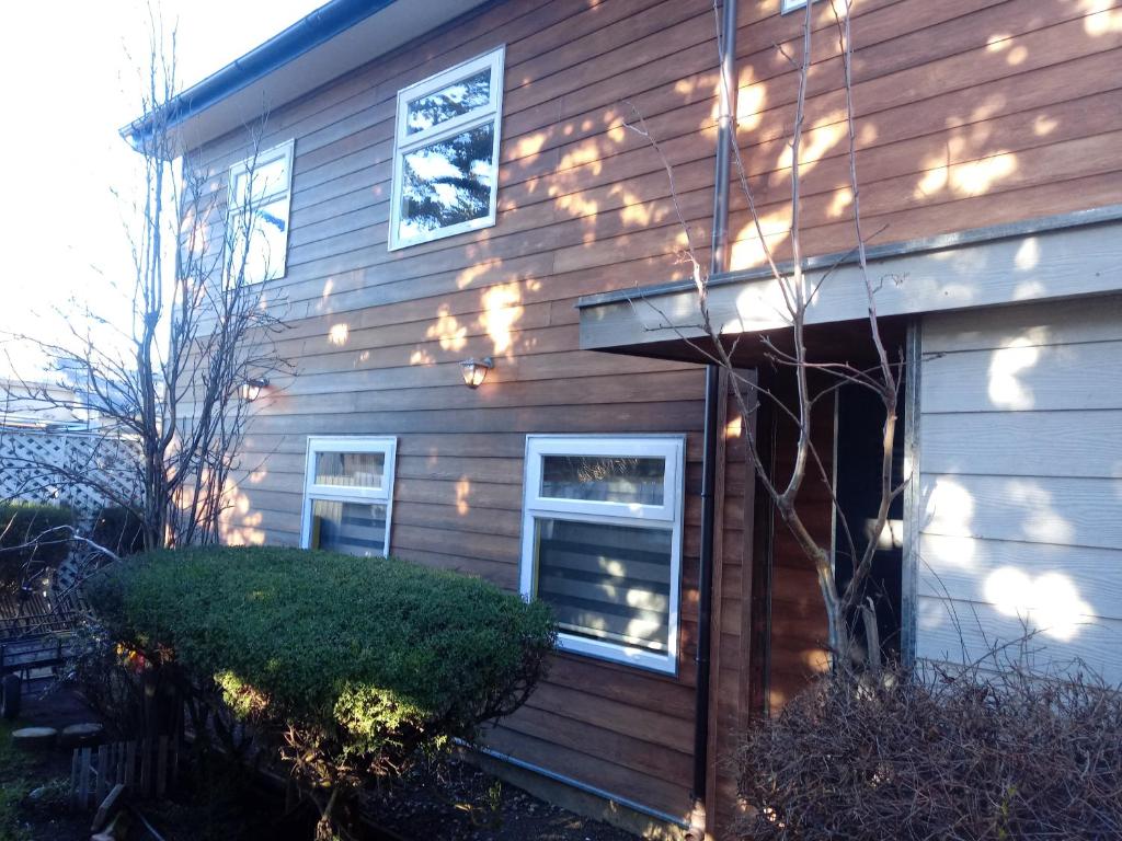 ein Haus mit seitlicher Beleuchtung in der Unterkunft VALYAK rent apart hotel - Servicios Integrales in Punta Arenas