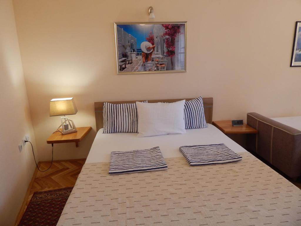Postel nebo postele na pokoji v ubytování Apartmani Jelica FREE PARKING