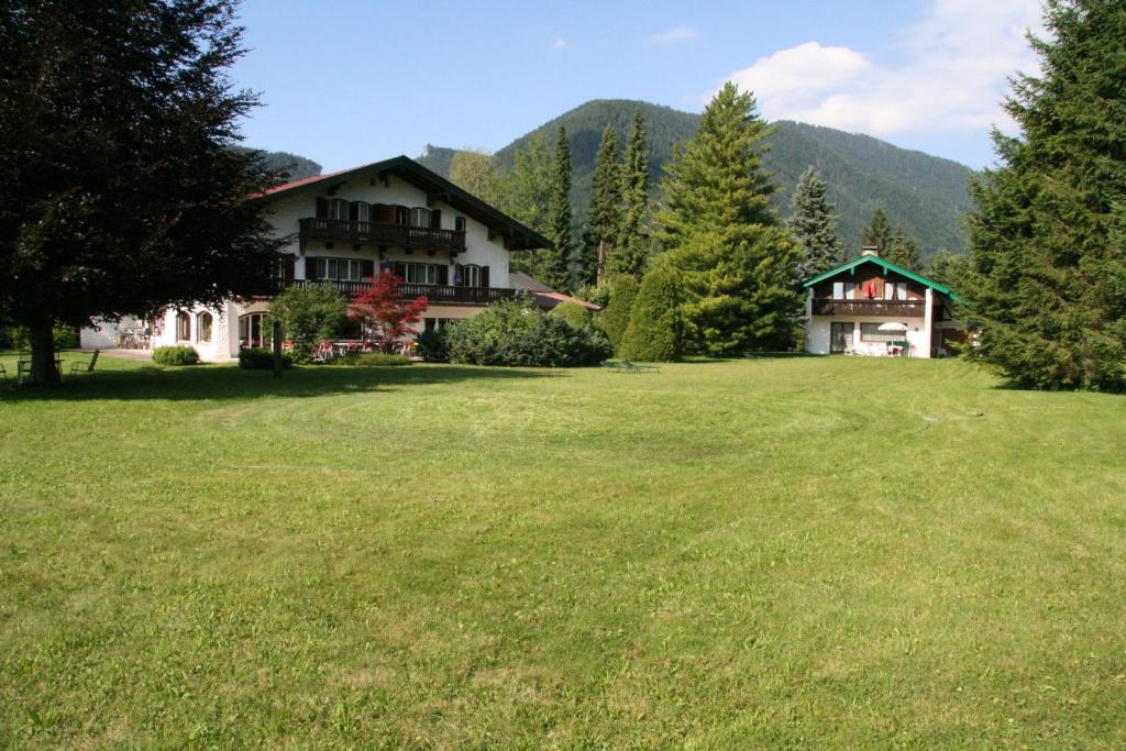 een huis met een grote tuin voor een huis bij Hotel Garni Sonnenhof in Rottach-Egern