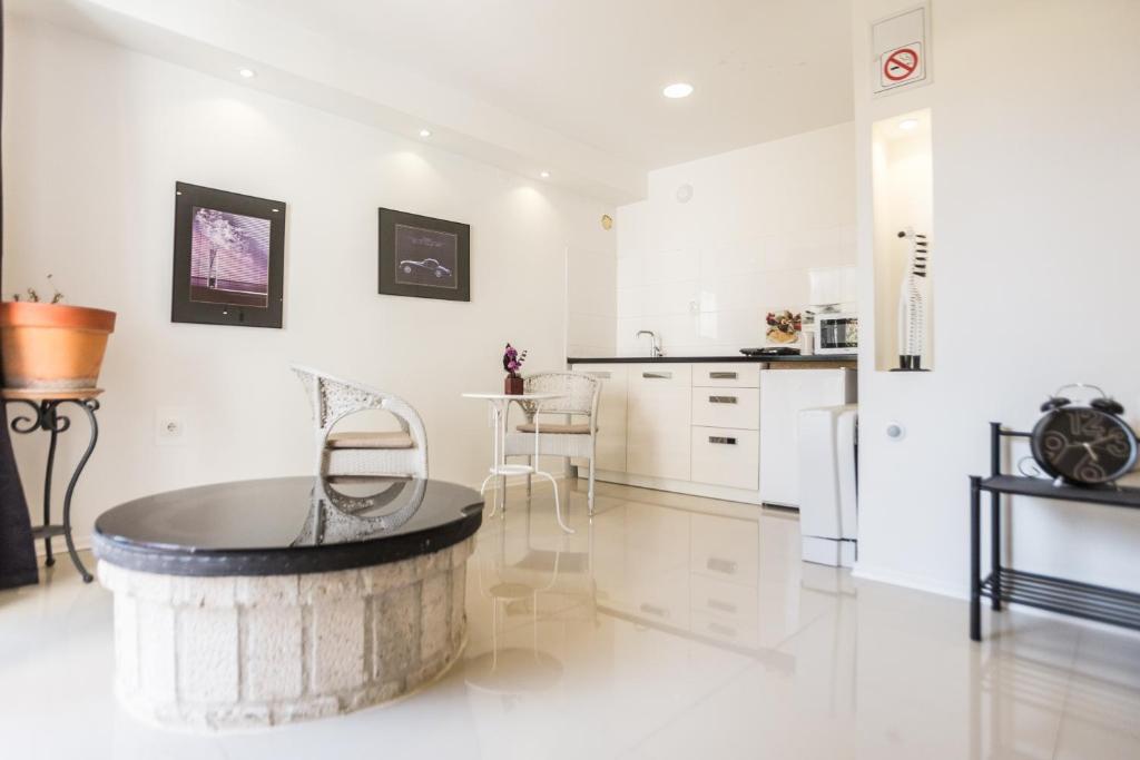 Aloha Luxury Apartments - One-Bedroom Apartment With Terrace