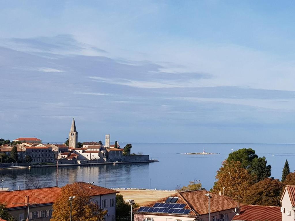 een uitzicht op een stad met een kerk en het water bij Sea view apartment Poreč in Poreč