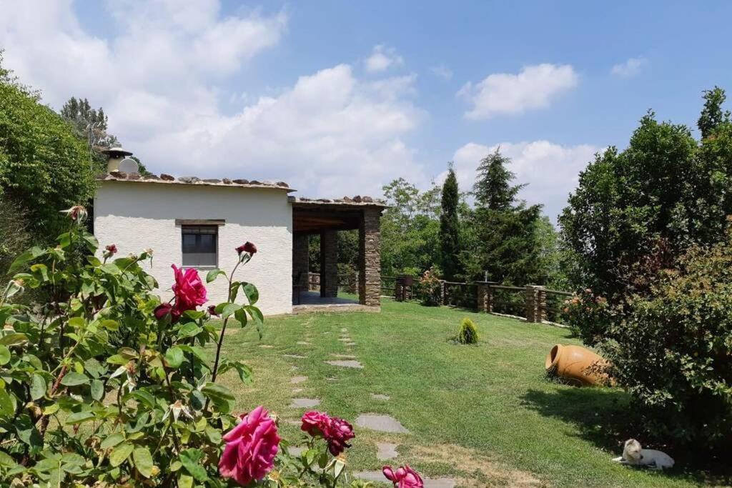 Cortijo Jiménez - Casa Rural في Pitres: حديقة بها منزل وبعض الزهور