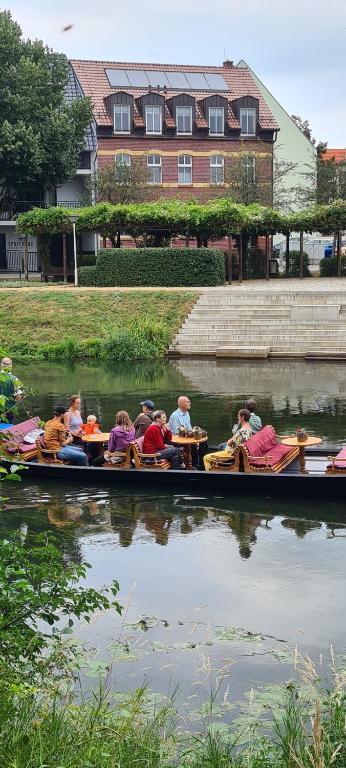 um grupo de pessoas em um barco em um rio em Hotel Spreeufer em Lübben