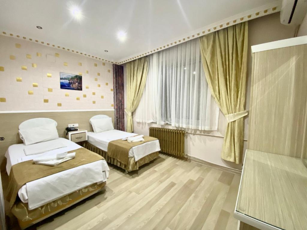 Postel nebo postele na pokoji v ubytování Grand Oral Hotel