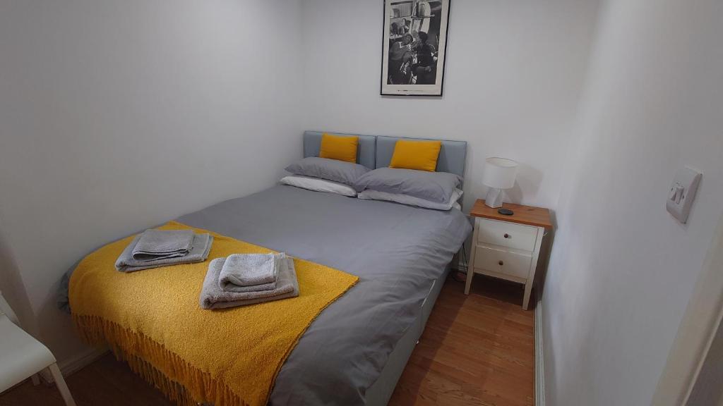 1 dormitorio con 1 cama con 2 toallas en Molesey near Hampton Court, Viking Short Stays, en West Molesey