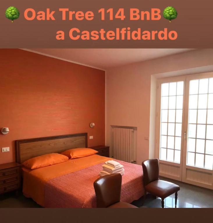 A bed or beds in a room at OAK TREE 114 BnB