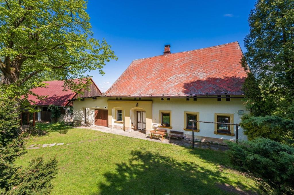 una vista exterior de una casa con techo rojo en Chalupa V kopci, en Vysoká Srbská