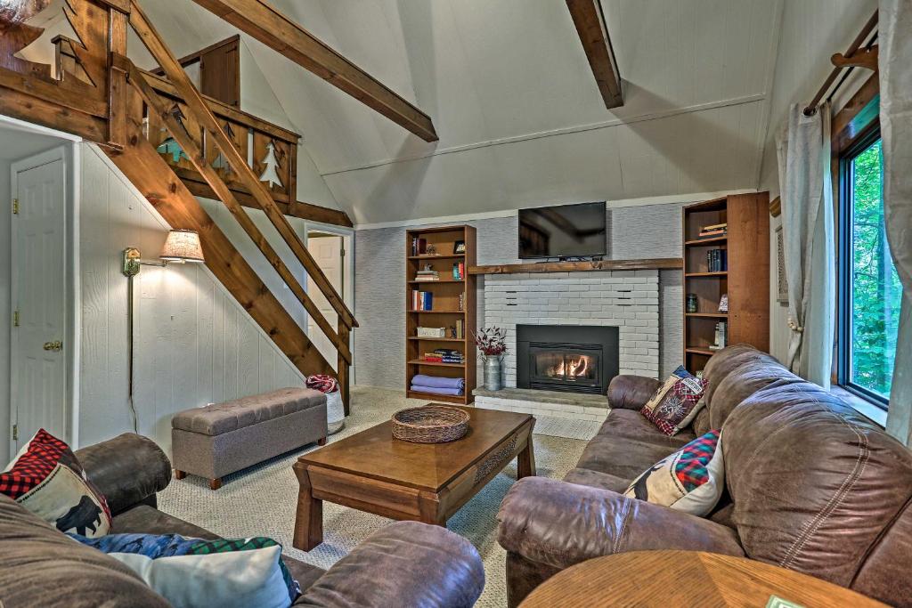 O zonă de relaxare la Pocono Lake House Near Skiing and Kalahari Resort!