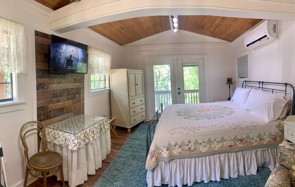 Lamb's Rest Inn - Deluxe King Room