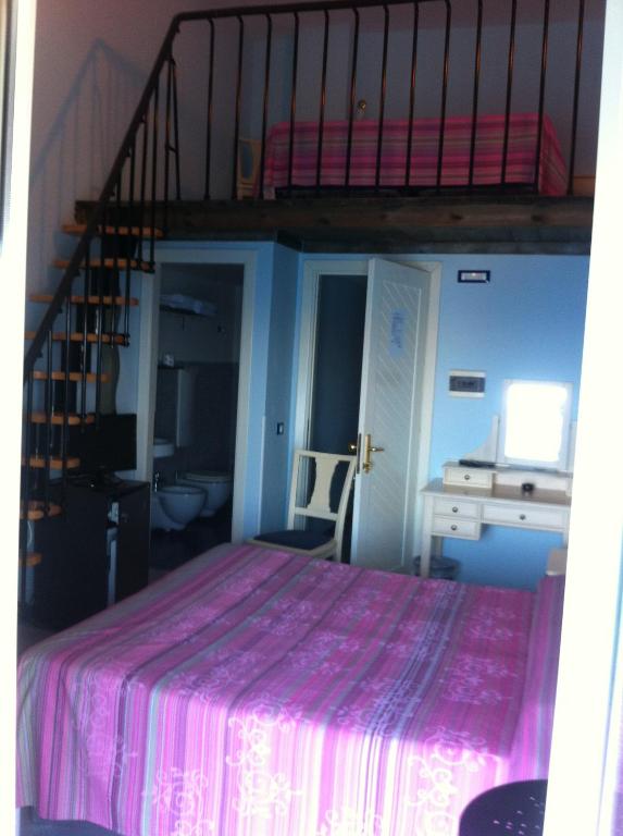 Postel nebo postele na pokoji v ubytování Hotel Villa Iulia