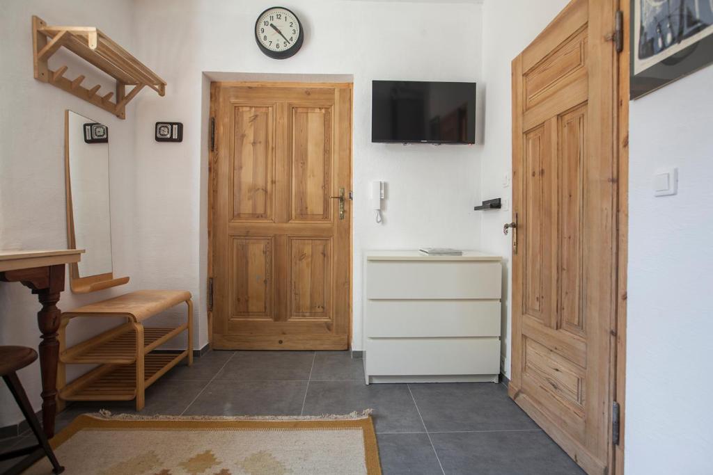 Televízia a/alebo spoločenská miestnosť v ubytovaní Apartament przy Katedrze