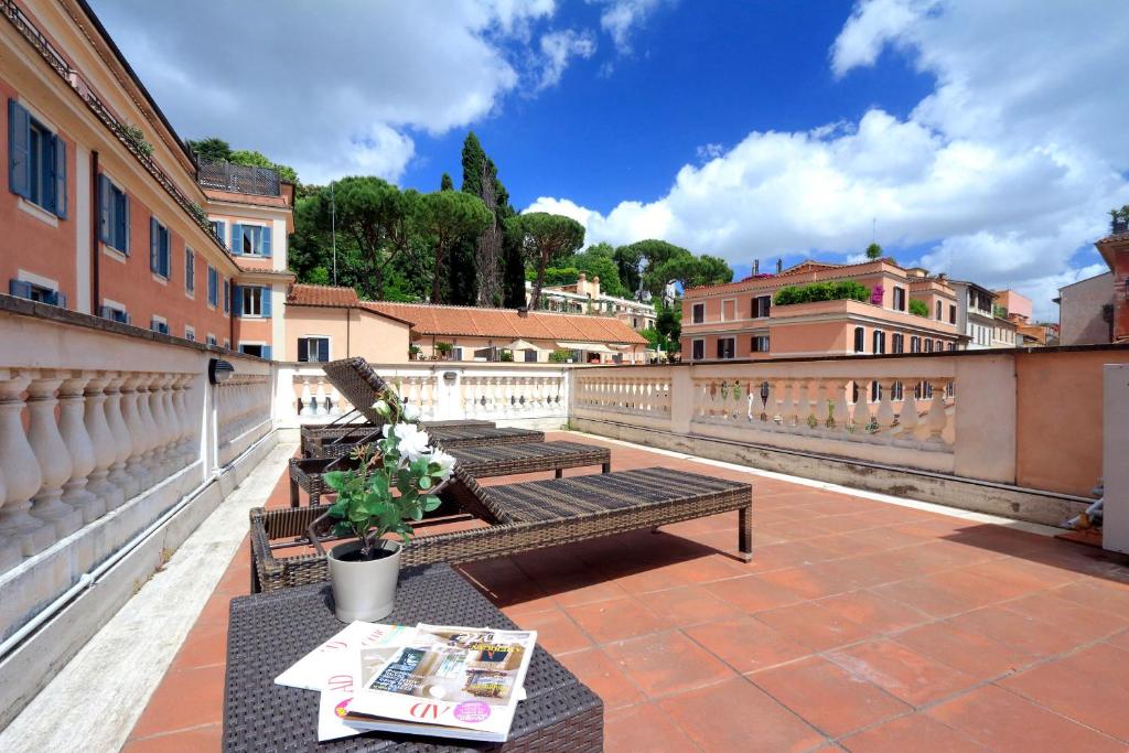 une rangée de bancs assis au-dessus d'un bâtiment dans l'établissement Piazzetta Margutta - My Extra Home, à Rome