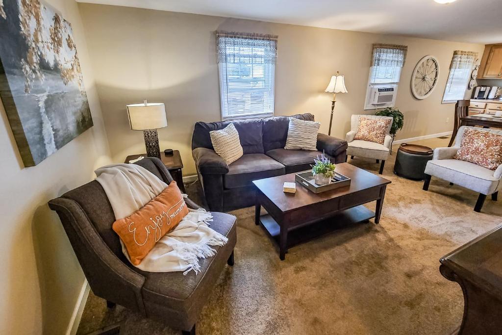 uma sala de estar com sofás e uma mesa de centro em Jerry's Way em Lake George