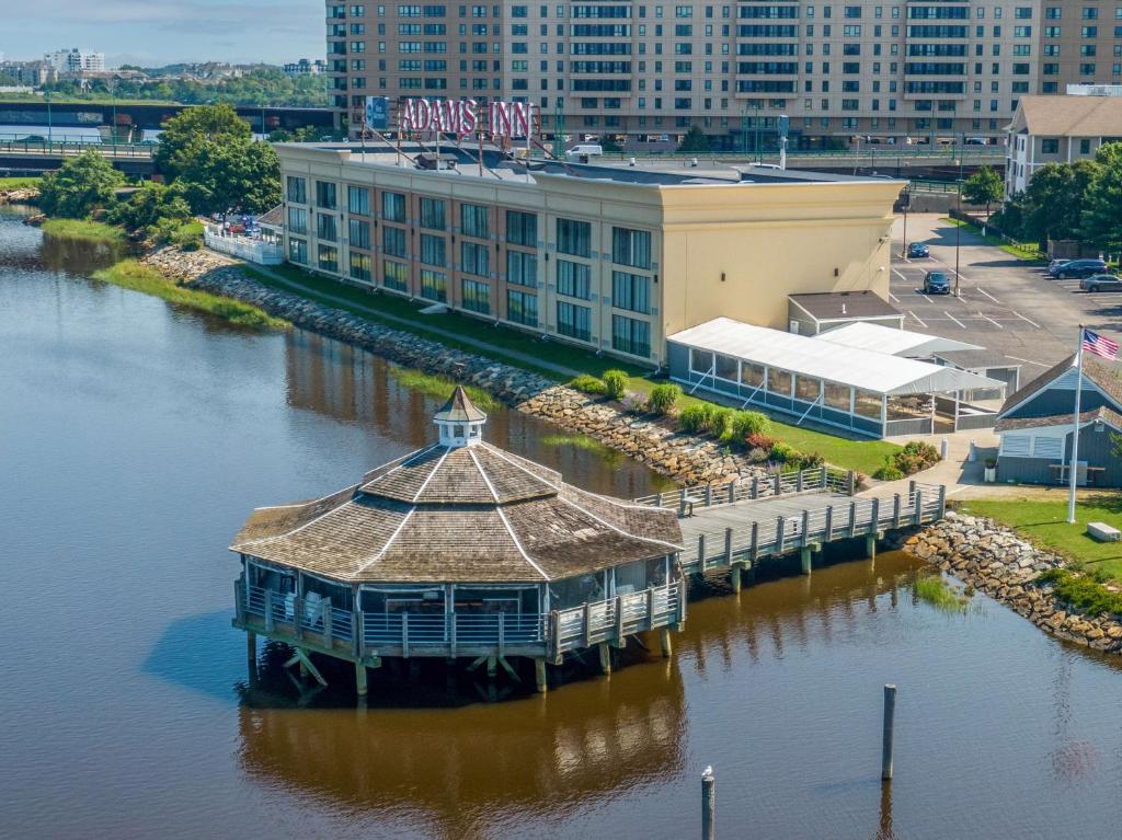 un quai dans l'eau à côté d'un bâtiment dans l'établissement Best Western Adams Inn Quincy-Boston, à Quincy