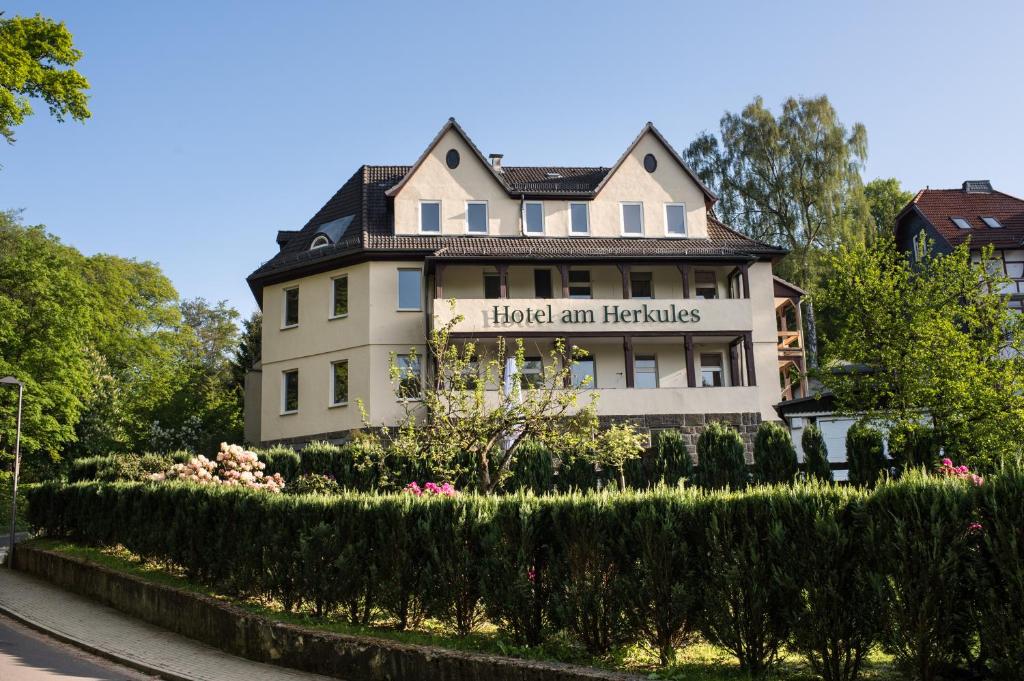 Hotel am Herkules في كاسيل: مبنى عليه لافته مكتوب عليها فندق اموربيك