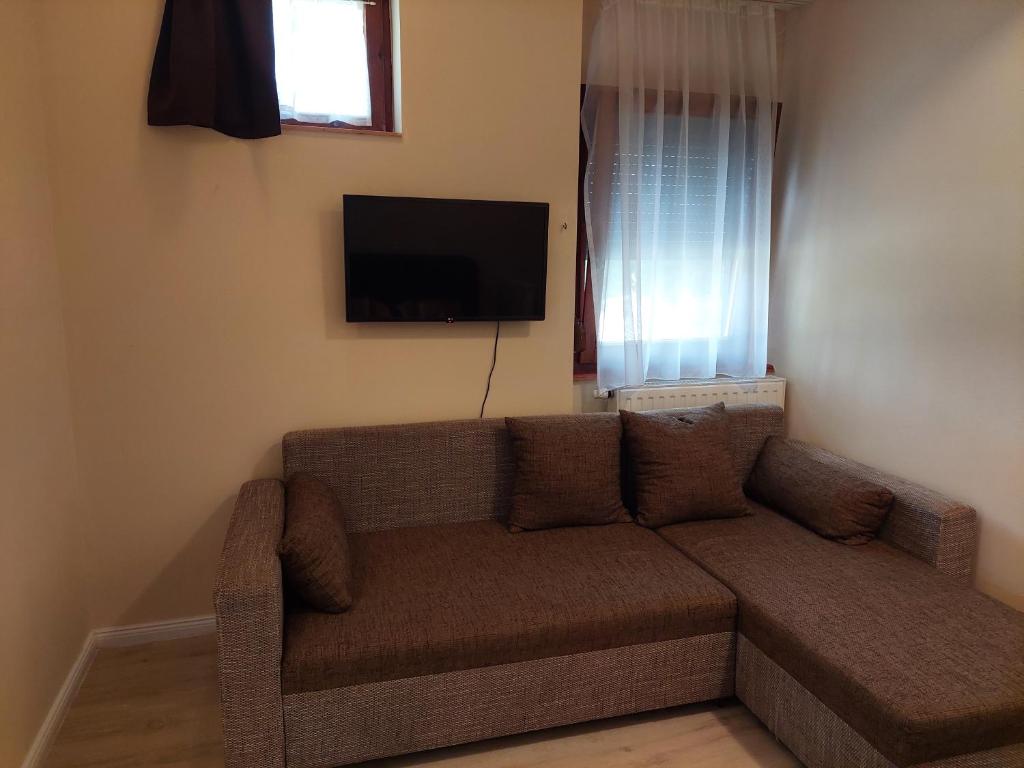 TV a/nebo společenská místnost v ubytování Cserke Apartmanház