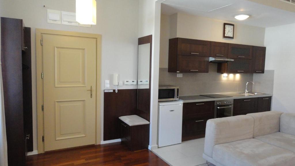 Kuchyňa alebo kuchynka v ubytovaní Horvath Villa Apartman