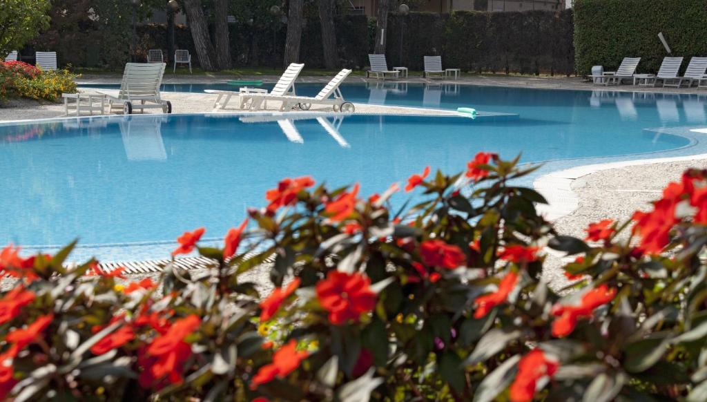 Bazén v ubytování Hotel Bristol Buja nebo v jeho okolí