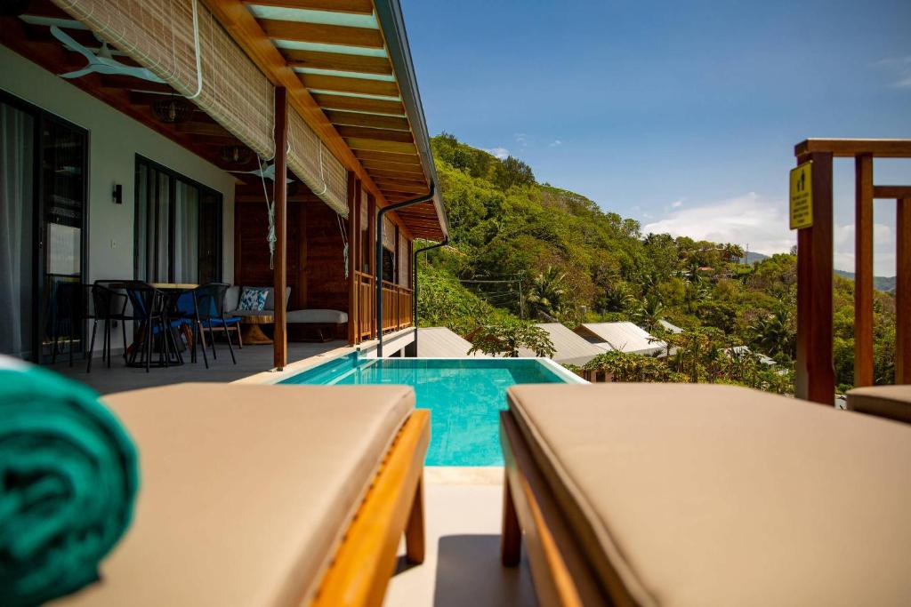 Bazén v ubytování Paradise Chalets Yoga & Wellness nebo v jeho okolí