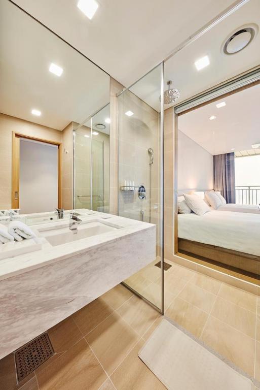 Postel nebo postele na pokoji v ubytování Skybay Hotel Gyeongpo