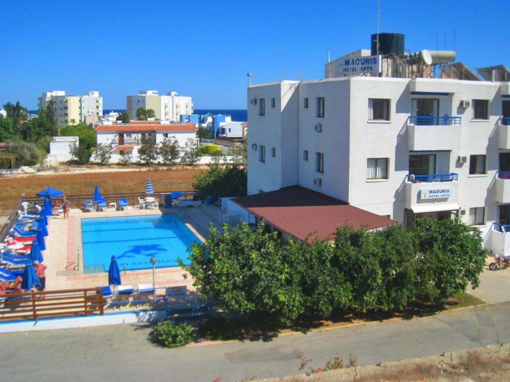 Blick auf das Hotel und den Pool in der Unterkunft Maouris Hotel Apartments in Protaras