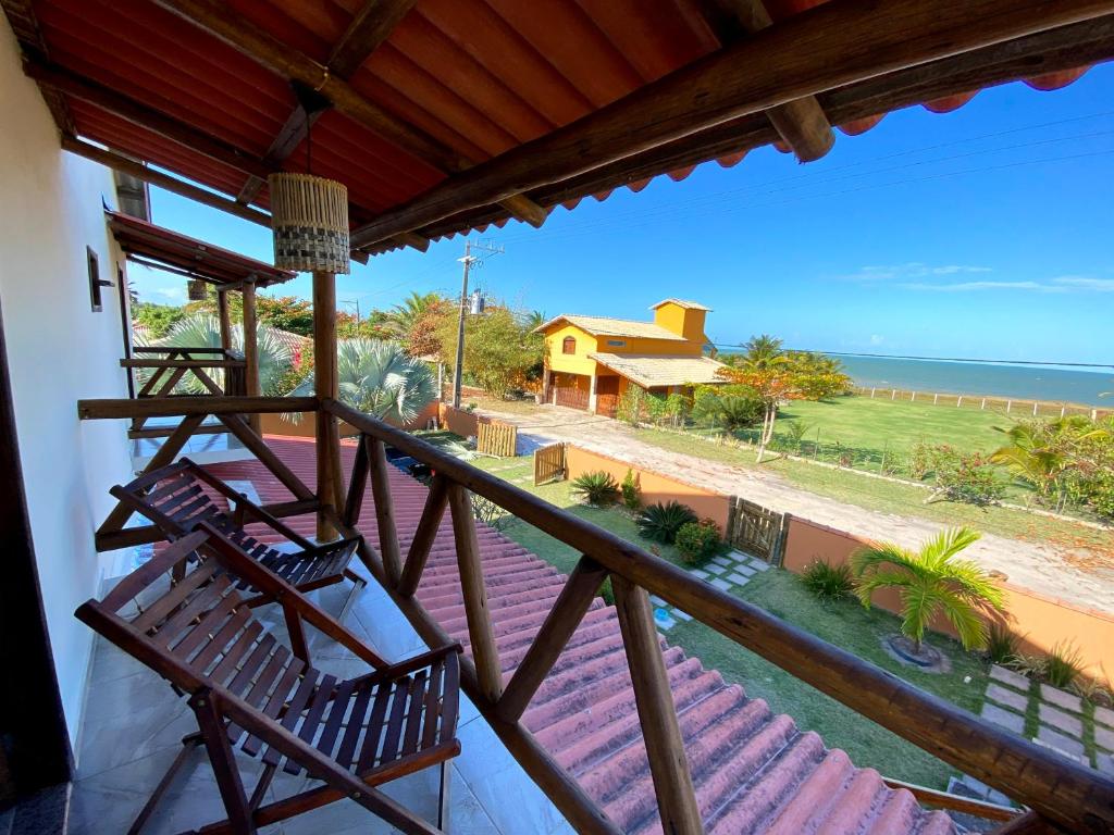 uma varanda de uma casa com vista para o oceano em Recanto Bela Vista Costa Dourada-BA em Costa Dourada