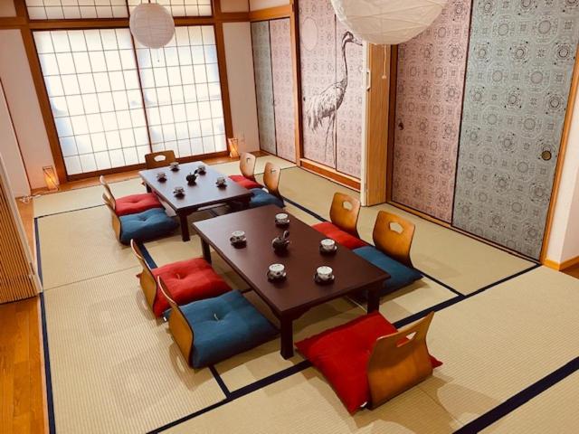 uma sala de jantar com uma mesa e cadeiras coloridas em Ostay Numabukuro Hotel Apartment em Tóquio