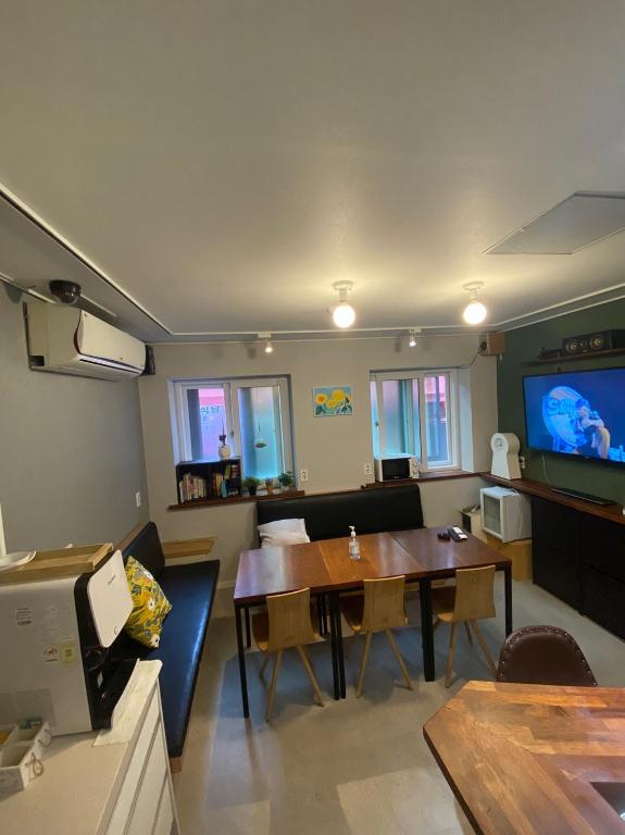 Kuchyň nebo kuchyňský kout v ubytování Fully Mini Hotel
