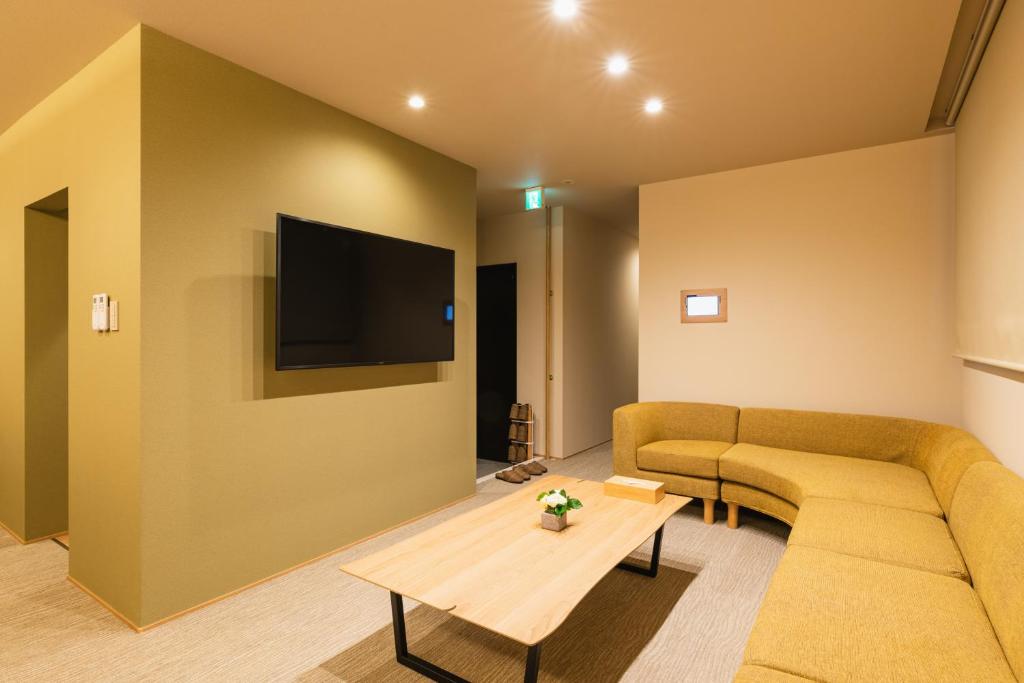 TV a/nebo společenská místnost v ubytování GRAND BASE Nagasaki Nakamachi