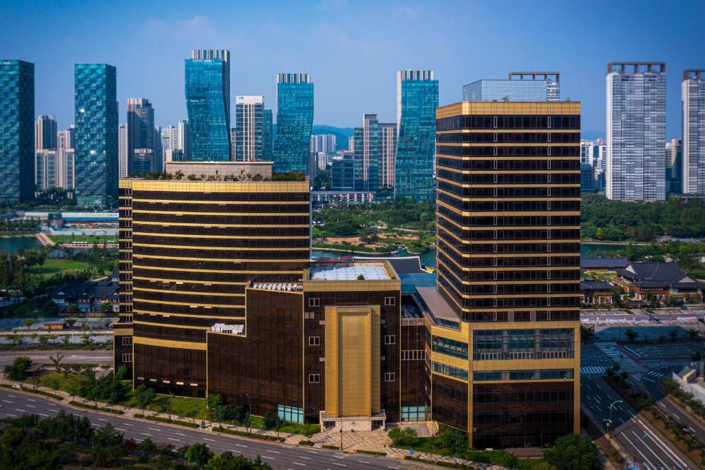 eine Luftansicht einer Stadt mit hohen Gebäuden in der Unterkunft Songdo Central Park Hotel in Incheon