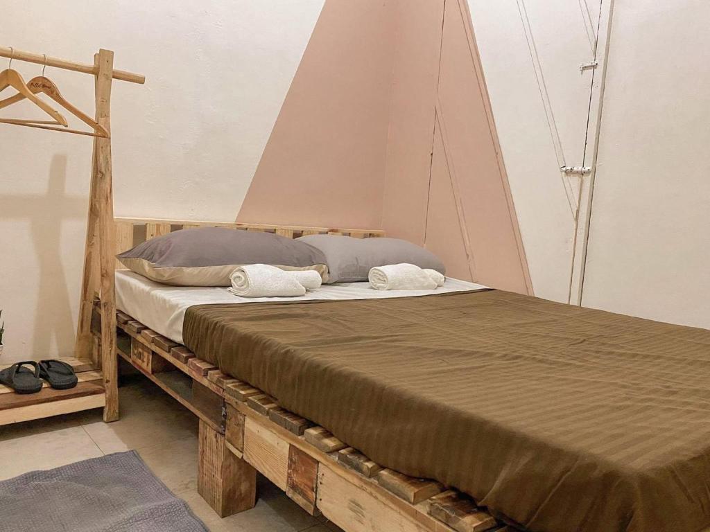 En eller flere senge i et værelse på Pallet Homes - Tabuc Suba