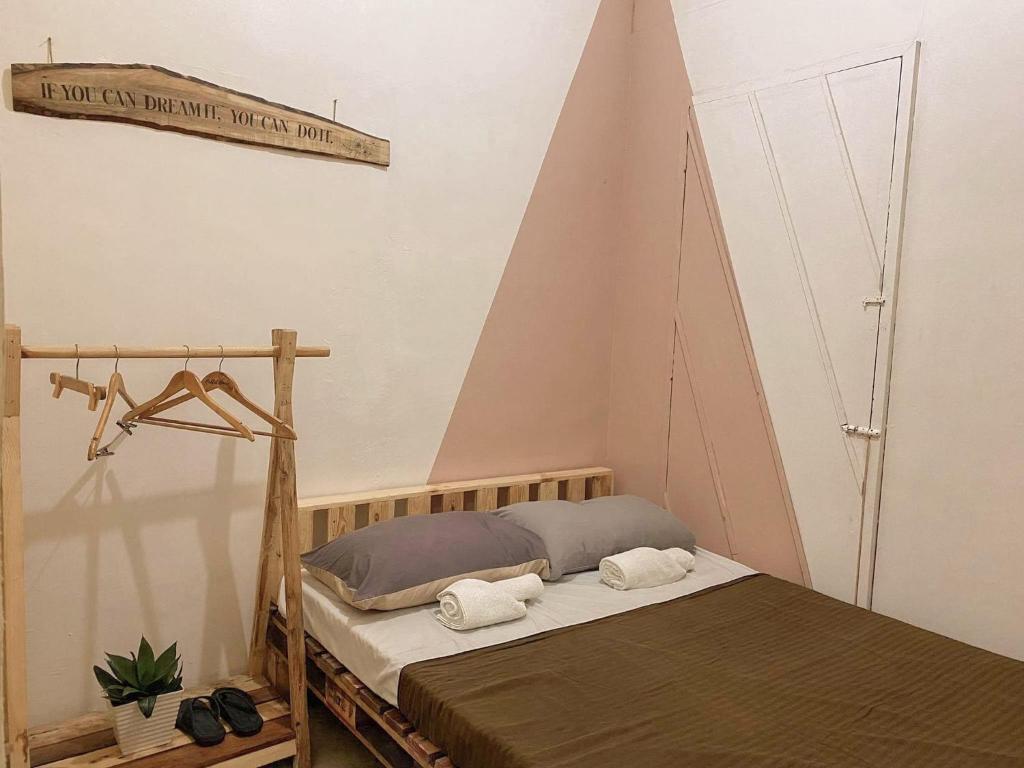 Postel nebo postele na pokoji v ubytování Pallet Homes - Tabuc Suba