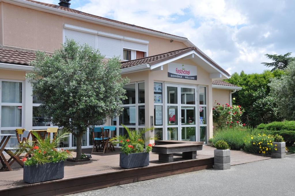 - un bâtiment avec une table de pique-nique devant dans l'établissement Fasthotel Toulouse Blagnac Aéroport, à Blagnac