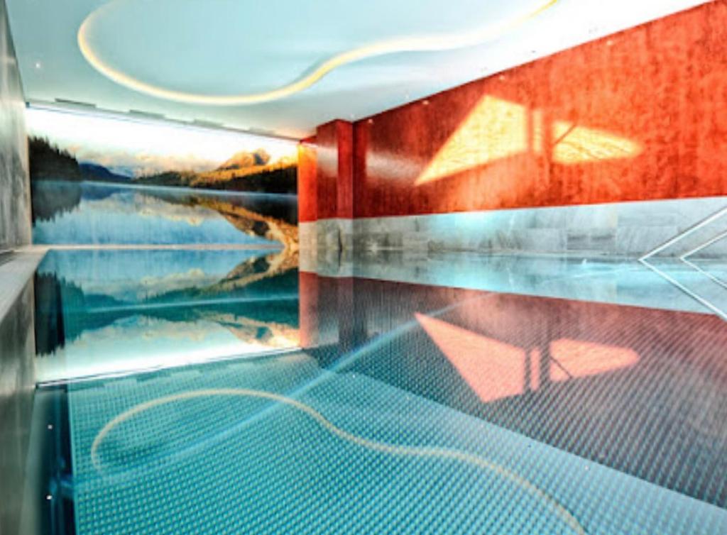 uma visão de um reflexo de uma pintura de um rio em Biancas Luxury Apartment close Ischgl Spa & Pool em Kappl