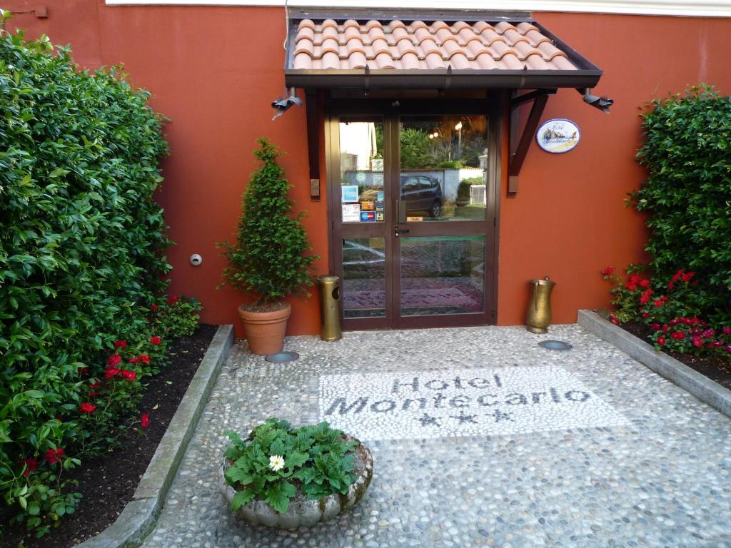 una puerta del hotel con una señal frente a un edificio en Hotel Montecarlo, en Castellanza