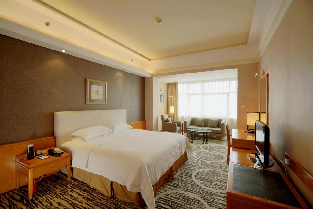 Postel nebo postele na pokoji v ubytování Guangzhou Baiyun Hotel