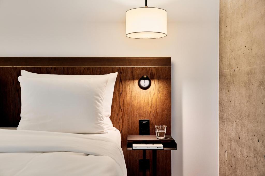 Postel nebo postele na pokoji v ubytování Karl August - a Neighborhood Hotel