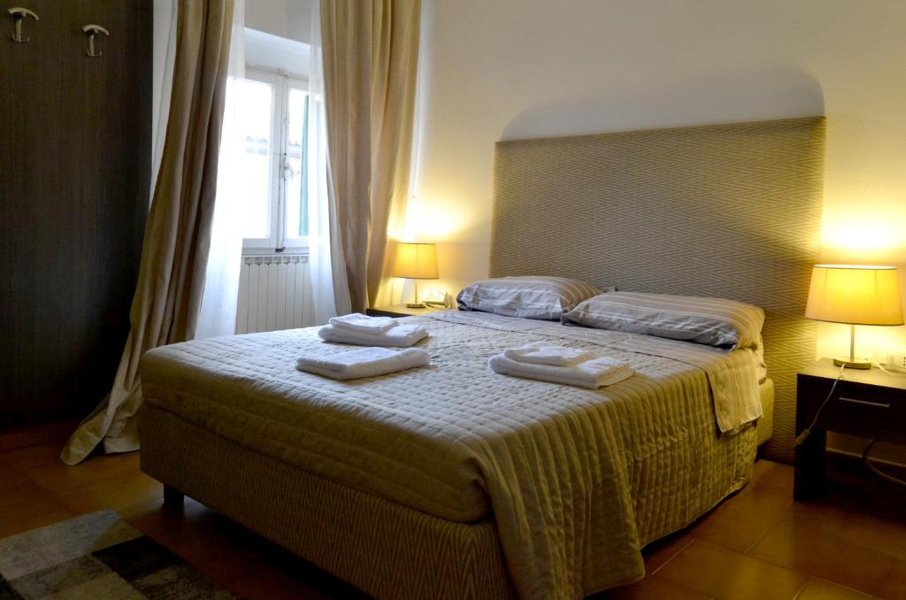 ein Schlafzimmer mit einem Bett mit zwei Handtüchern darauf in der Unterkunft Gabrielli Rooms et Apartments Sant Antonio alloggio 4 M0230914084 in Verona