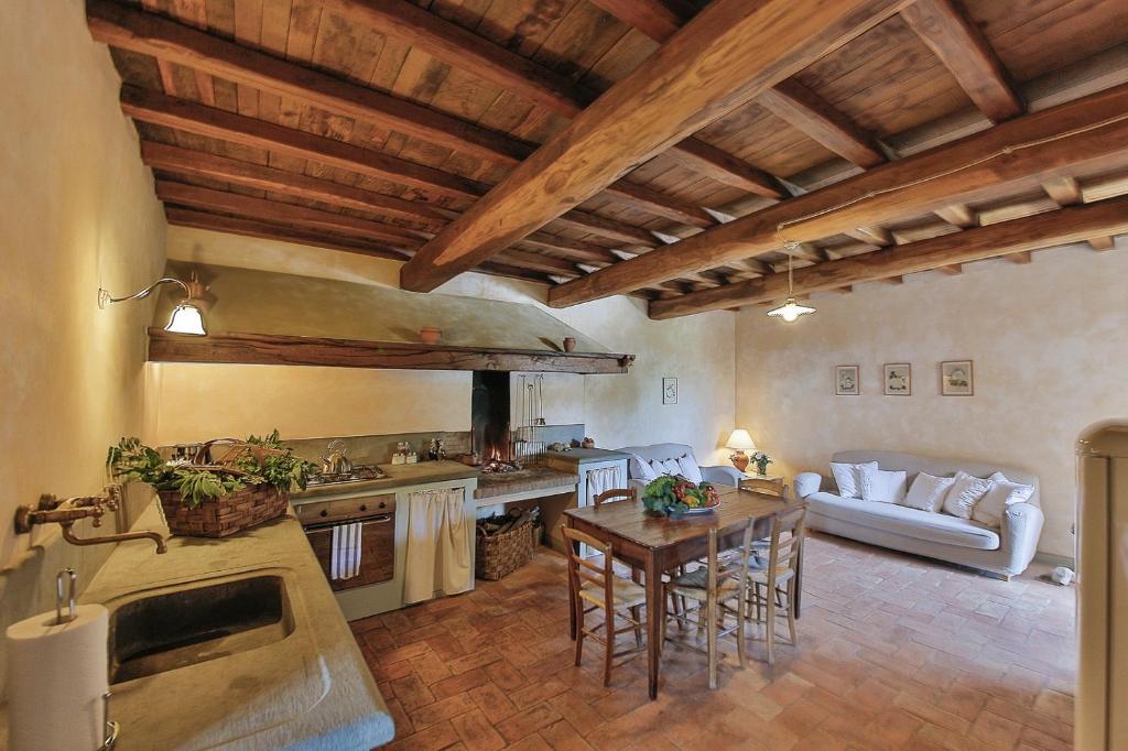 Kuchyň nebo kuchyňský kout v ubytování Odina Agriturismo