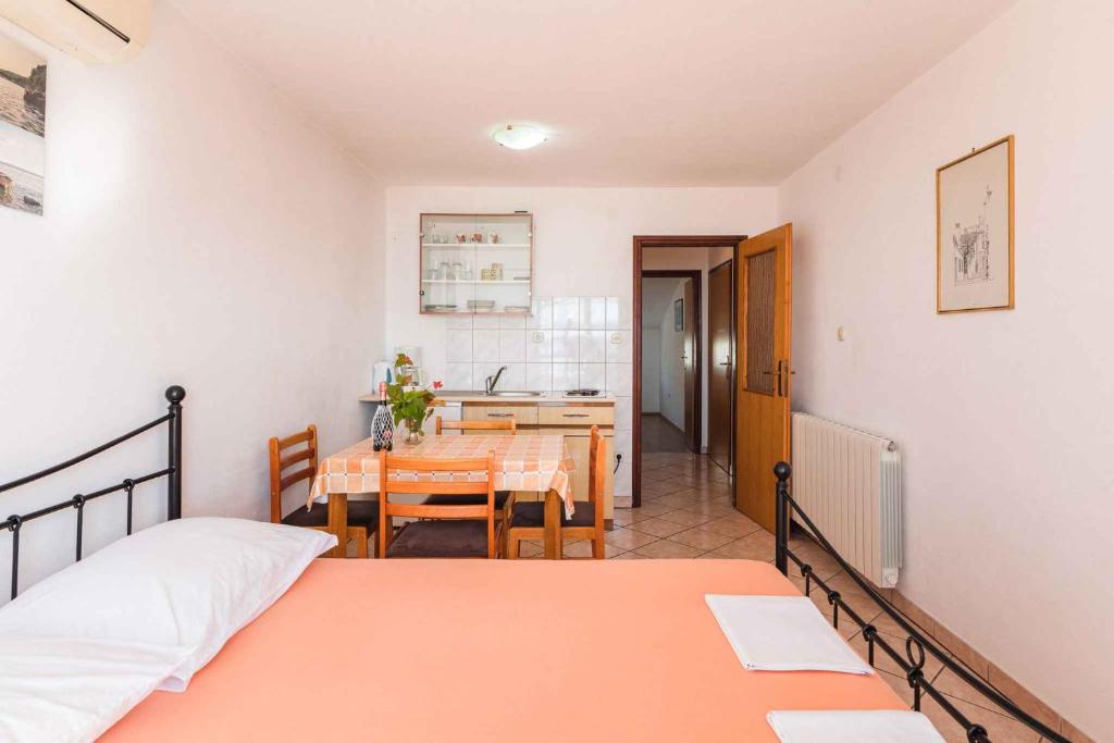 Postel nebo postele na pokoji v ubytování Apartments in Crikvenica 39180