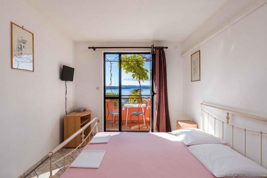 Postel nebo postele na pokoji v ubytování Apartments in Crikvenica 39180