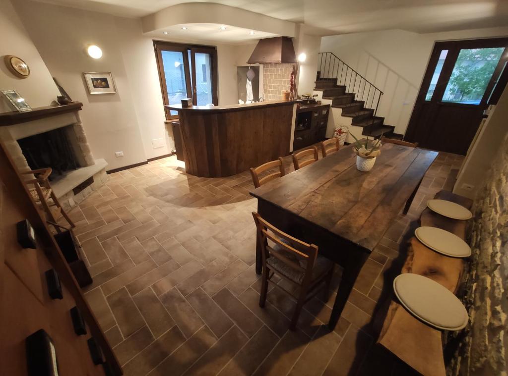 una sala da pranzo con un grande tavolo in legno e sedie di B&B il Fienile a Cingoli