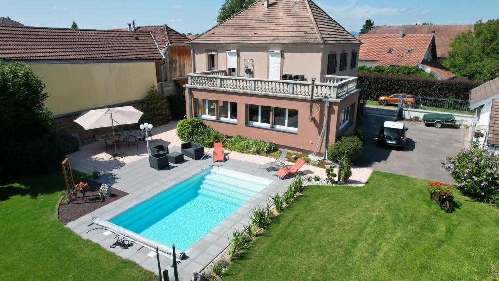 eine Luftansicht eines Hauses mit Pool in der Unterkunft Maison Curiale in Montreux-Château
