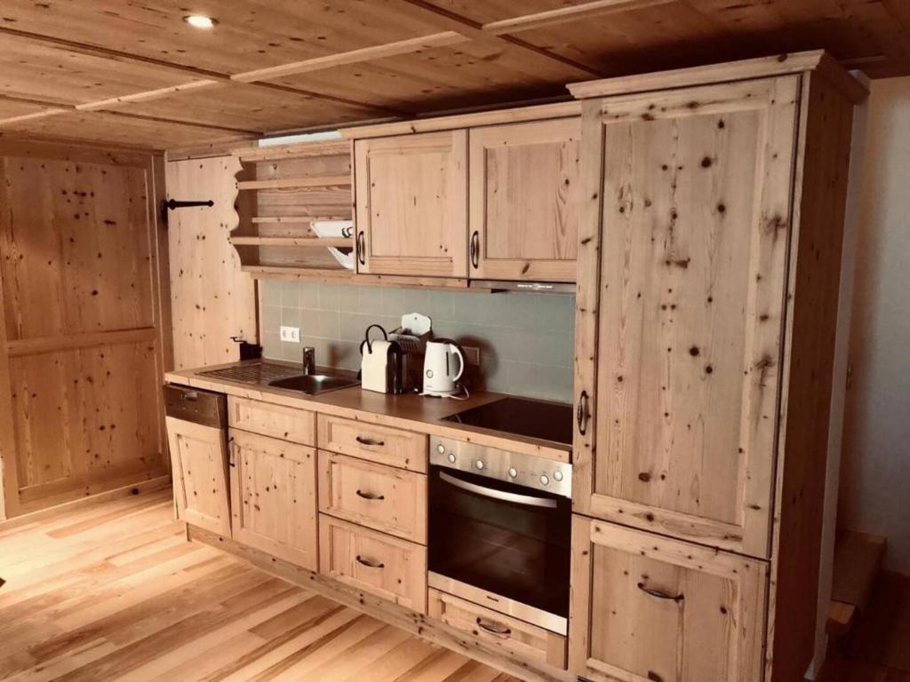 Кухня или мини-кухня в Hotel Pension Alpenrose
