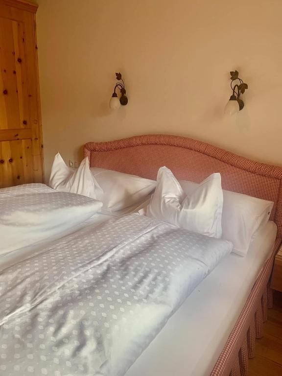 Кровать или кровати в номере Hotel Pension Alpenrose
